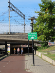 850695 Afbeelding van een bord met de tekst 'Yes, je bent er! Goed bezig!', op een lantaarnpaal naast het fietspad bij ...